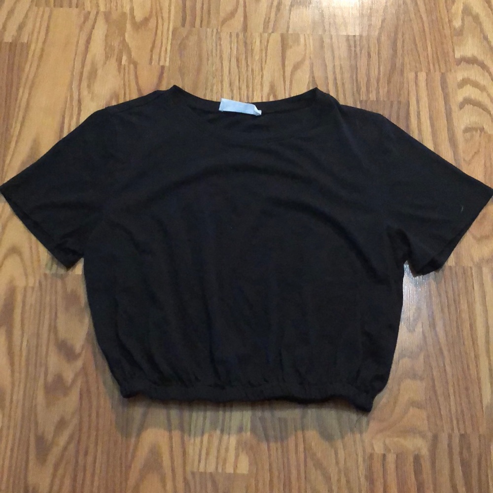Black cropped t-shirt